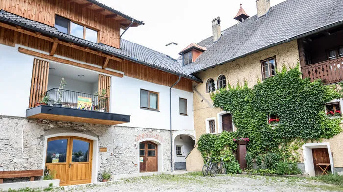 Die Architektur unseres Hauses ist nichts Besonderes, aber die Bauweise auf alle Fälle“, sagt Karin Jester vom Biobauernhof Ertl-Jester in Oberdorf bei Spittal. Der Plan: die Tenne des Bauernhofs mit rund 400 Quadratmetern zu angenehmen Wohnräumlichkeiten für sich und die drei kleinen Töchter umzubauen.