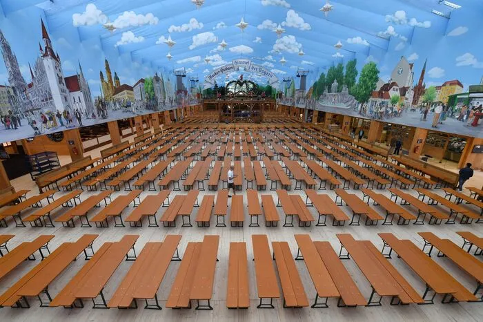 Der Preis für eine Maß Bier auf der Wiesn steigt heuer auf bis zu 10,70 Euro - das günstigste Bier kostet 10,40 Euro.