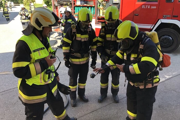 Nachdem eine Kindergartenpädagogin den Notruf bei der LAWZ abgesetzt hatte, wurde sofort mit der Evakuierung des Gebäudes begonnen.