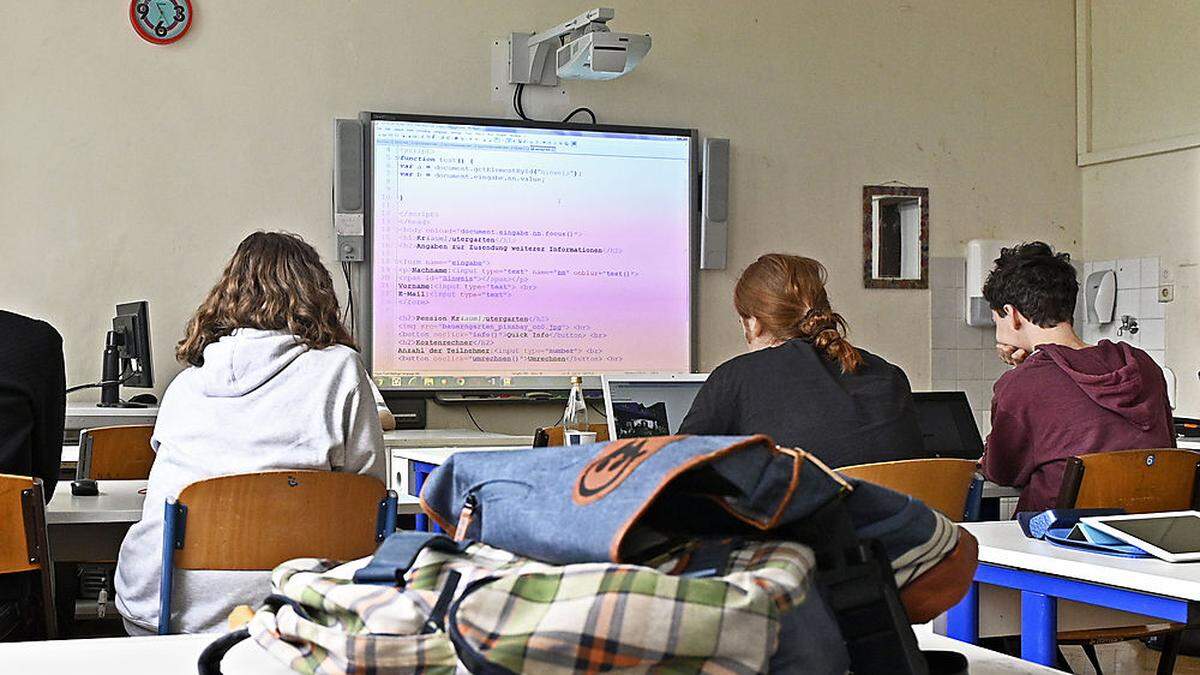 Per Videokonferenz unterrichtet der Lehrer von zu Hause aus