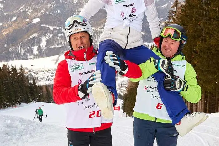 Bei den Damen ließ Peter Stögers Lebensgefährtin Ulrike Kriegler (im Bild mit Hans Enn und Bojan Krizaj) nichts anbrennen und verwies die mehrfache Tiefschneeweltmeisterin Daniela Schuster auf Platz zwei. Platz drei ging an die ehemaligeEiskunstlaufeuropameisterin und Vizeweltmeisterin Claudia Kristofics-Binder.