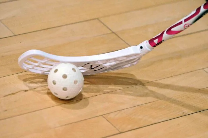Gespielt wird mit einem löchrigen, leichten Plastikball