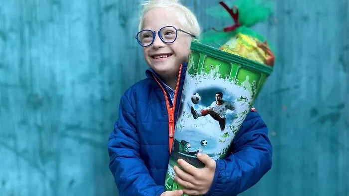 Oskar am ersten Schultag. Die Schultüte zeigt, Oskar ist fußballbegeistert