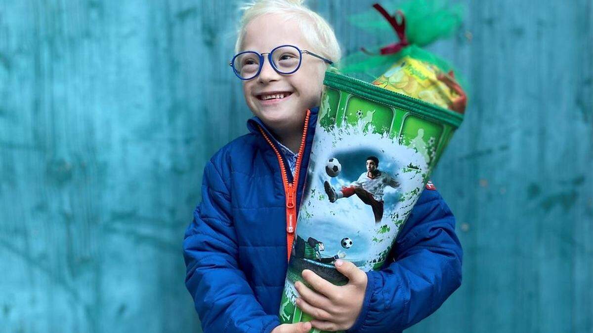 Oskar am ersten Schultag. Die Schultüte zeigt, Oskar ist fußballbegeistert