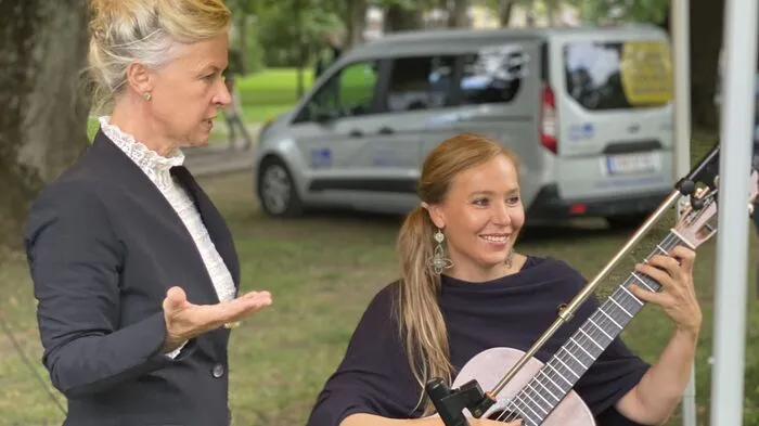Angelica Ladurner (Intendantin Ensemble Porcia) und Julia Malischnig (Intendantin Gitarrenfestival Millstatt) gestalteten die Feier im Schloßpark
