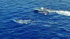 Ein Flüchtlingsboot vor Mallorca, und die Küstenwache