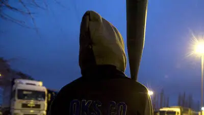 Mann mit Baseballschläger