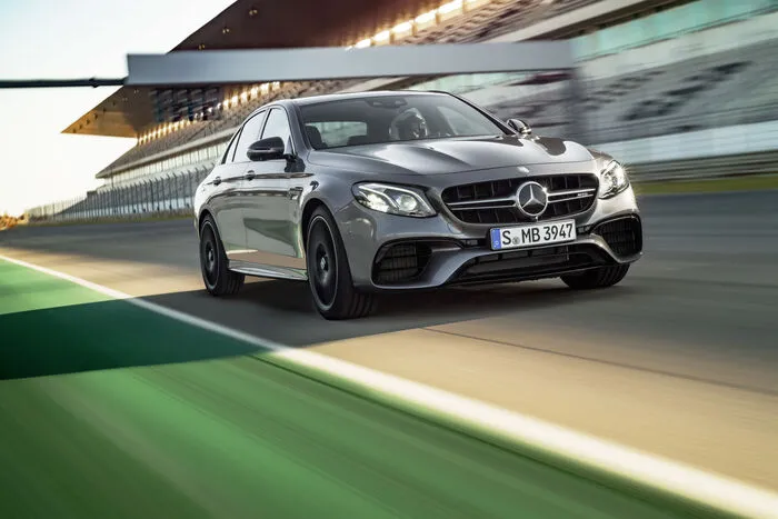 Der „normale“ E 63 lässt sich mit seinen 571 PS und 750 Newtonmetern Drehmoment auch nicht gerade lumpen. Er stürmt in 3,5 Sekunden auf 100 km/h.
