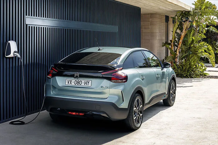Wie im PSA-Konzern gerade en vogue, wird der C4 analog zu Peugeots 208 und 2008 oder dem Opel Corsa und Mokka so ziemlich alles zur Fortbewegung nutzen, was derzeit möglich ist. Bedeutet: Es wird ihn als Benziner (100/130/155 PS), Diesel (110/130 PS), aber auch rein elektrisch geben.