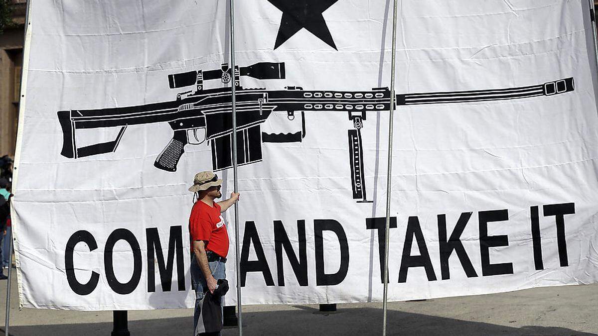 Das Ausmaß an Waffengewalt insgesamt ist in den USA ungleich größer. Pistolen und Gewehre sind extrem leicht zu kaufen. Laut einer Statistik der Gesundheitsbehörde CDC etwa wurden im Jahr 2020 rund 20.000 Menschen in den USA erschossen - das sind mehr als 50 Tote pro Tag 