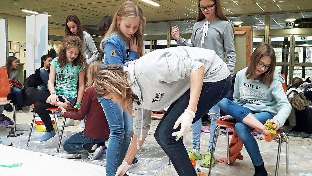 Alle Schülerinnen und Schüler hinterlassen ihre Fußabdrücke auf der Weltkarte