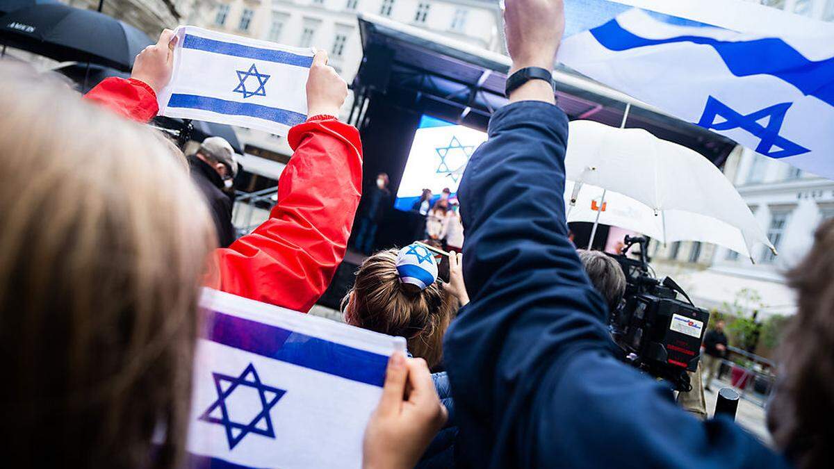 Eine Solidaritätskundgebung mit Israel am Wiener Heldenplatz.