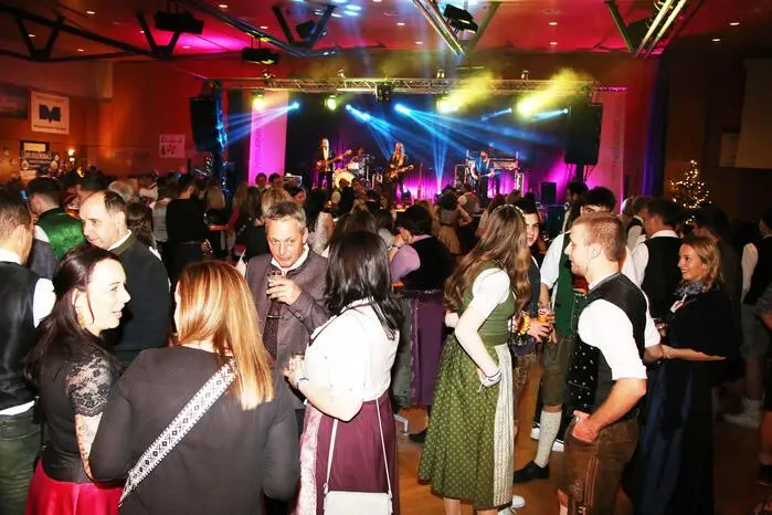 Musikalisch sorgte anschließend die Party und Liveband „Meilenstein“ mit Bandleader Helmut „Heli“ Brunner, Jürgen „Joe“ Kulmesch, Stefan Konrad, Herbert „Mille“ Millechner und Henri Albi für die absolute Tanzstimmung im Stadtsaal!