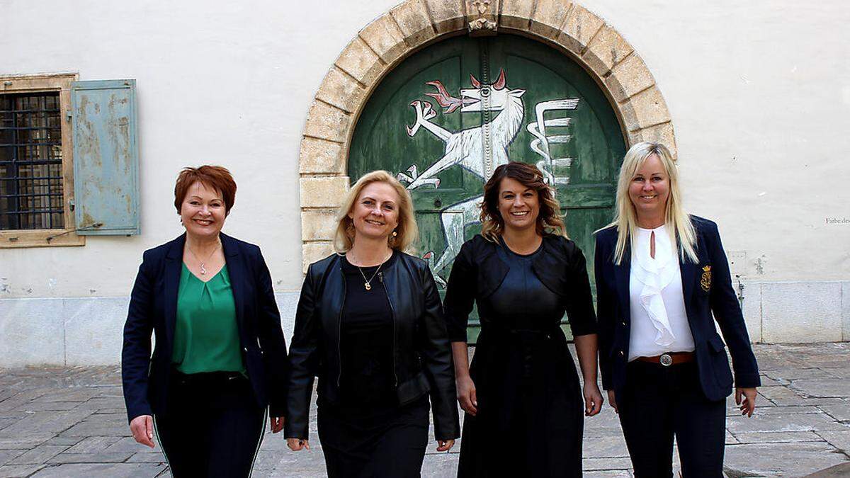 Landesvor­sitzende: ­Gabriele Lechner (zweite von links) mit ihren  Stellvertreterinnen: Anna Harrer, Michaela Stradner, Katharina Lang(von links nach rechts)   
