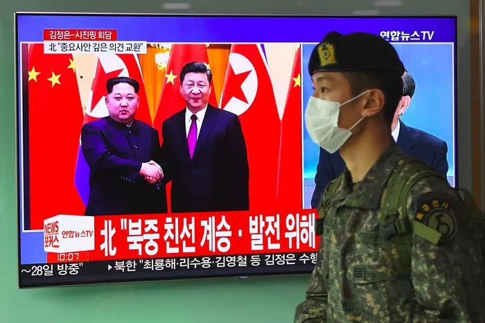 Nordkoreanischer Soldat vor einem Fernsehschirm - über die Begegnung wurde flächendeckend berichtet