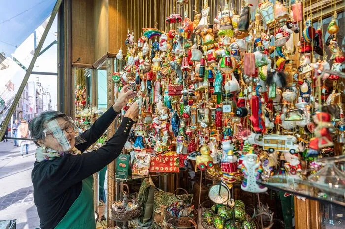 Christine Jevnisek mit einer Auslage voller Christbaum-Schätze (Haller)