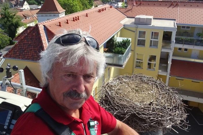 Der Storchenvater Helmut Rosenthaler beim Nest auf dem Stadthotel zur geldenen Krone in Weiz.