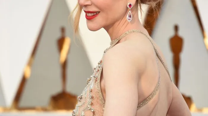Nicole Kidman kam in zartem besticktem Nude von Armani Prive ...