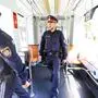 Polizeibeamte in einer Straßenbahn (Symbolfoto)