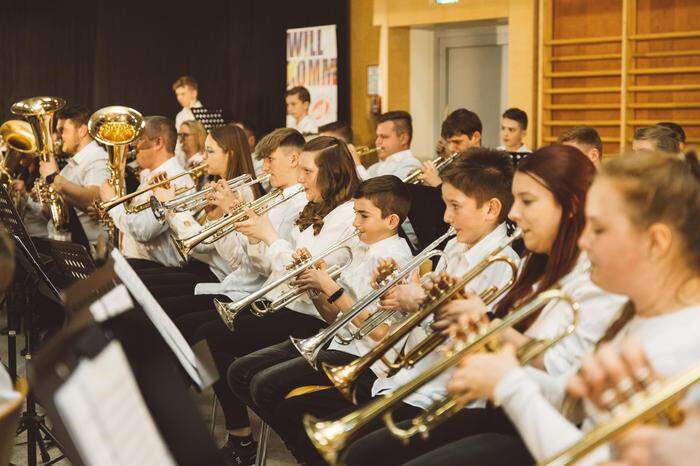 Am 2. März um 18.30 Uhr findet in der Sporthalle Fehring das alljährliche Big Band- und Blasorchesterkonzert der Musikschule Fehring statt