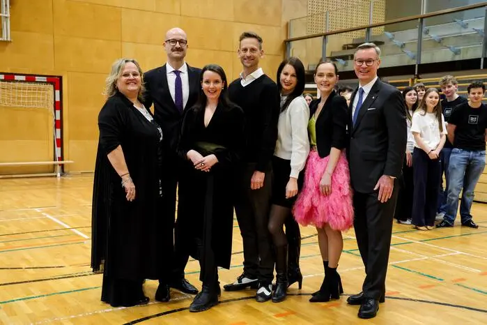 Das Choreographieteam Claudia Eichler, Lisa Weswaldi-Eichler und Pierre Gider gewährte ...
