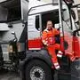 Saubermacher-Fahrer Wilfried Deutsch führt in seinem Seitenlader immer den Defibrillator mit