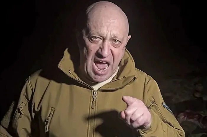Die hohen Todeszahlen seiner Söldner erzürnten Prigoschin sehr. Er legte sich offen mit dem russischen Verteidigungsministerium unter Sergei Schoigu an und forderte Munition