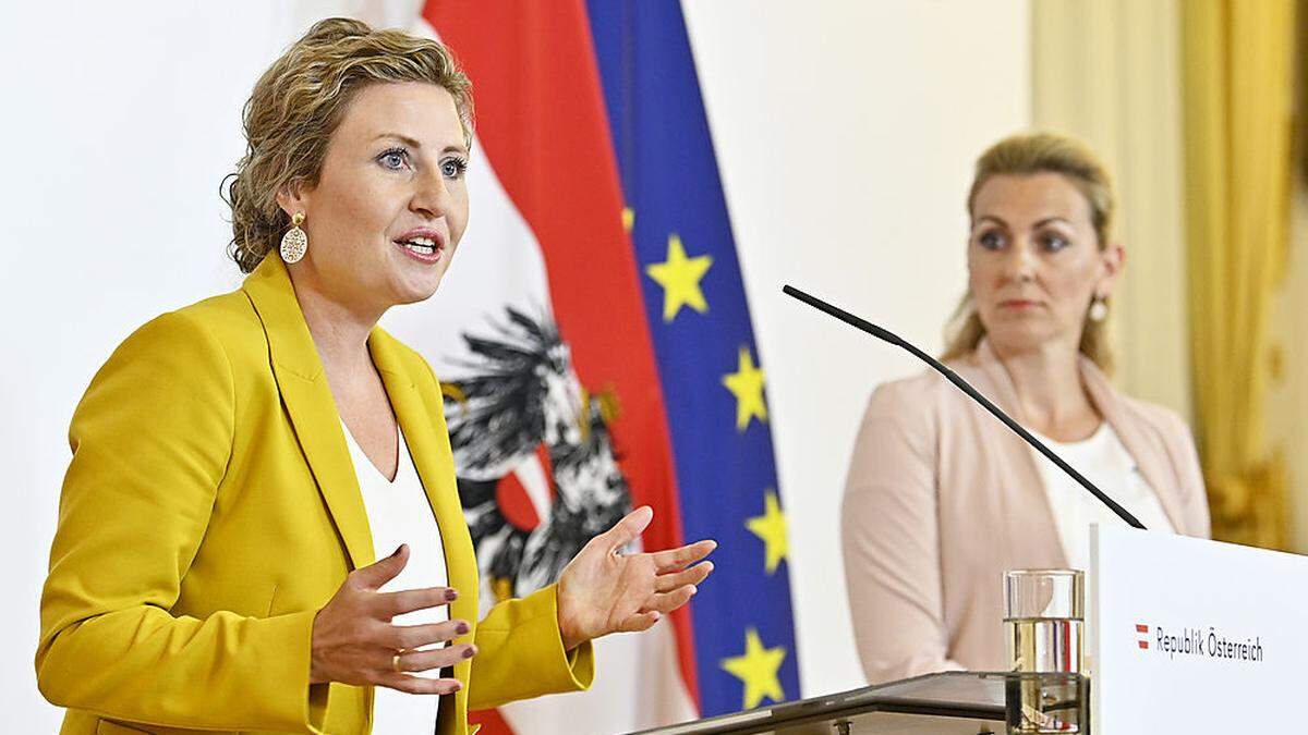 Frauenministerin Susanne Raab  und Arbeitsministerin Christine Aschbacher