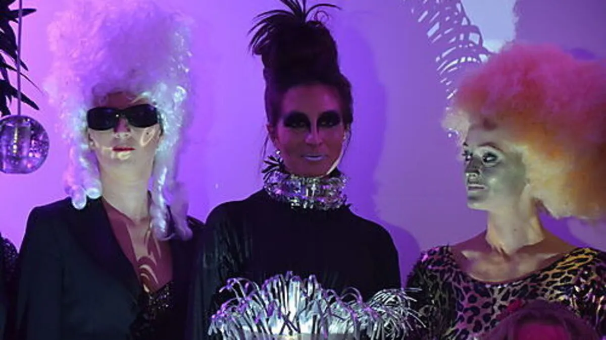 Die Eröffnung lieferte Travestie, Musik und jede Menge schrille Vögel