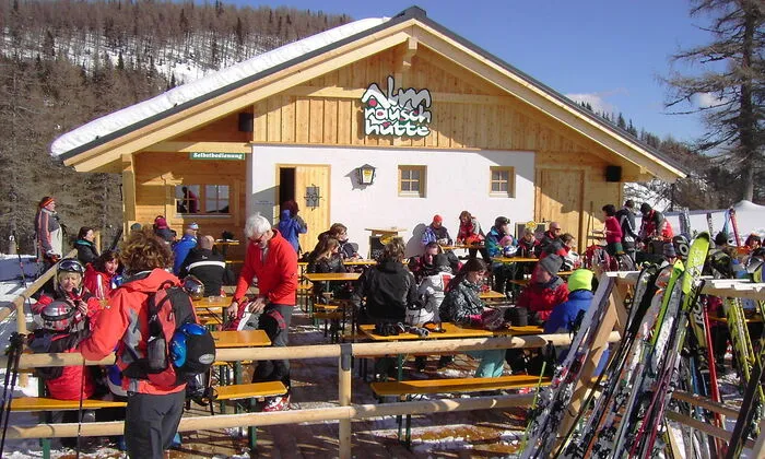 Die Alm­rauschhütte ist ein beliebter Ort für Ein­kehrschwünge