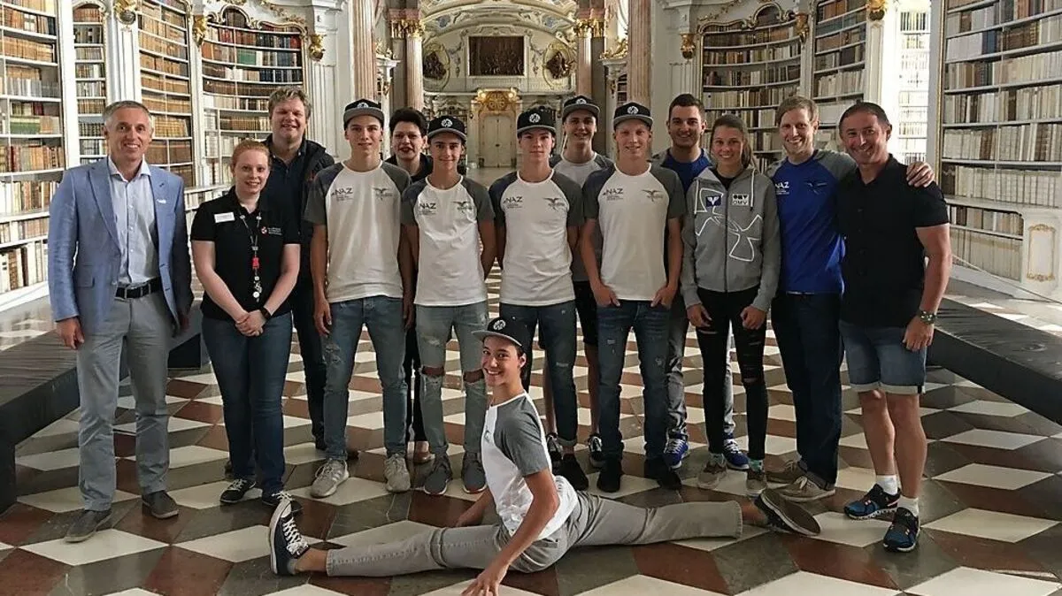 Leistungssportlerinnen und -sportler des NAZ Eisenerz besuchten mit Trainern Stift Admont