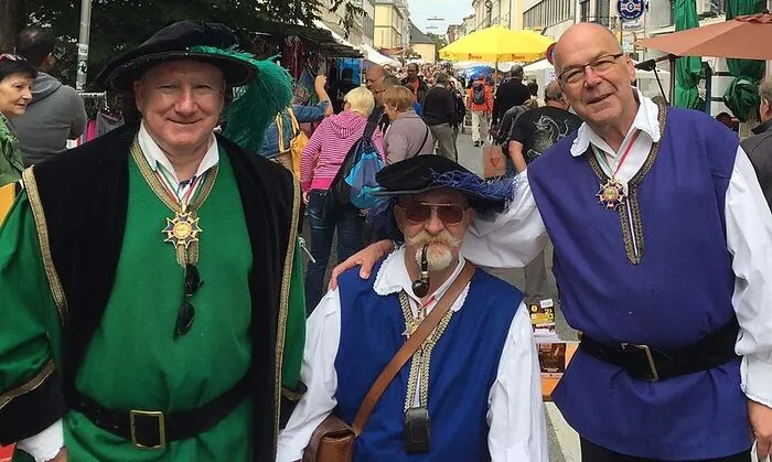 Beim Zugang zum Flohmarktgelände heben die Stadtrichter eine freiwillige Spende ein. Sie kommt einem karitativen Zweck zu Gute. 