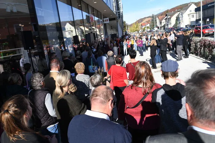 15 Mitarbeiter werden unter Filialleiterin Ingrid-Storrer-Berghofer in Weiz tätig sein. Bei der Eröffnung waren aber deutlich mehr H&M-Mitarbeiter aus der Organisation mit dabei, um die Kunden zu beraten.