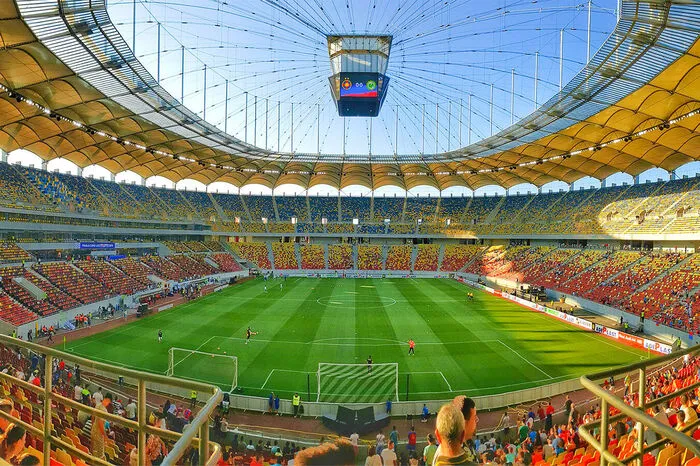 Die Nationalmannschaft von Rumänien läuft regelmäßig in der Arena Națională in Bukarest ein. Nach dem Vorbild der Commerzbank-Arena wurde das faltbare Dach gebaut, das sich binnen 15 Minuten öffen und schließen lässt.
