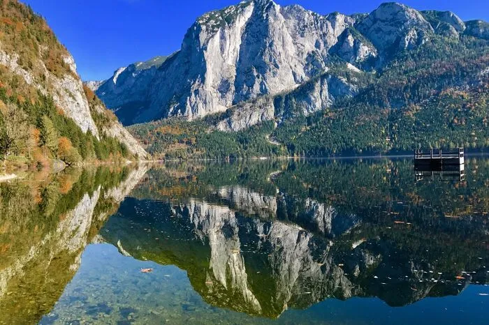 Hier hat der Alltag Schweigepflicht. Der Altausseer See zog schon immer Dichter und Intellektuelle an. Natürlich auch Genießer. Nur hört man von denen nichts, denn sie genießen und schweigen. Und Sie wissen ja, was man über stille Wasser sagt.