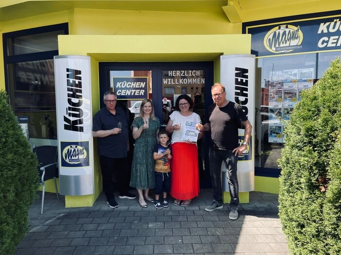 Hr. Günther Grenter (Filialleitung Kalsdorf), Elisabeth Karner 
(Club Kleine Zeitung) und Peter Magnet, GF Magnet Küchencenter, 
gratulieren der Gewinnerin Barbara Lienhart (mit Sohn).