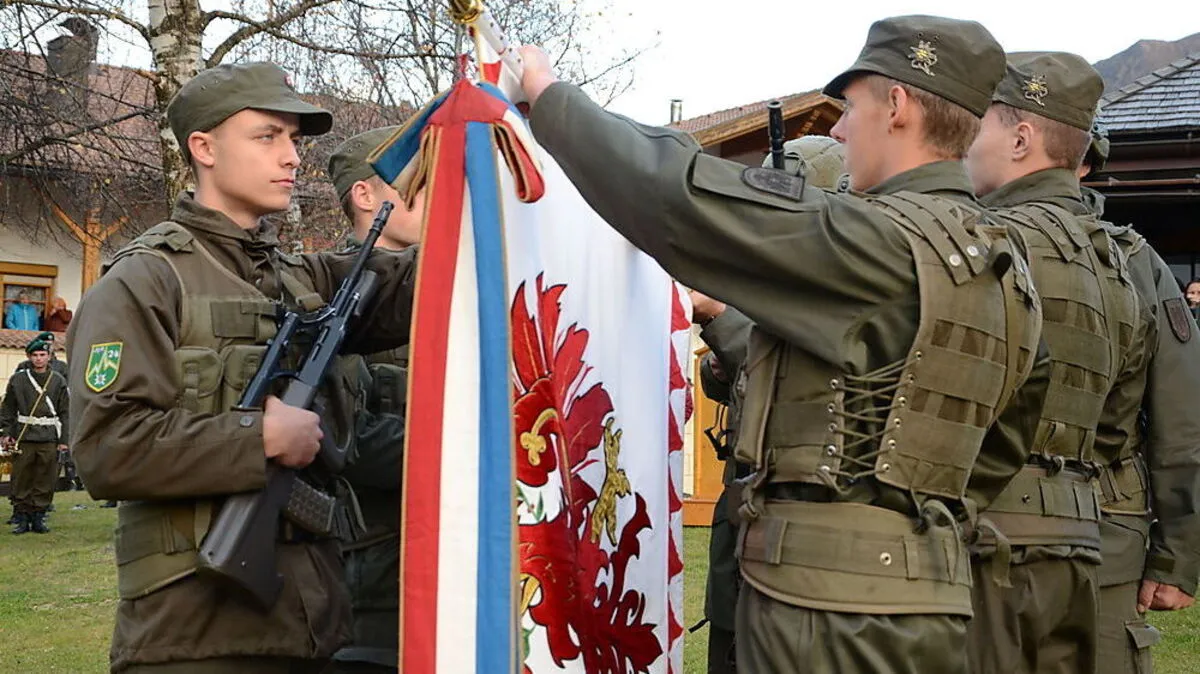Rekruten beim Schwur auf die Fahne: In Kartitsch wurde zur feierlichen Angelobung des Militärkommandos Tirol geladen
