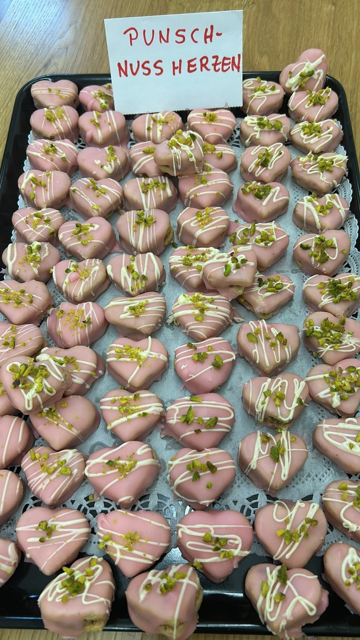 Wunderschön-weihnachtlich und köstlich: Punsch-Nussherzen mit Pistazien