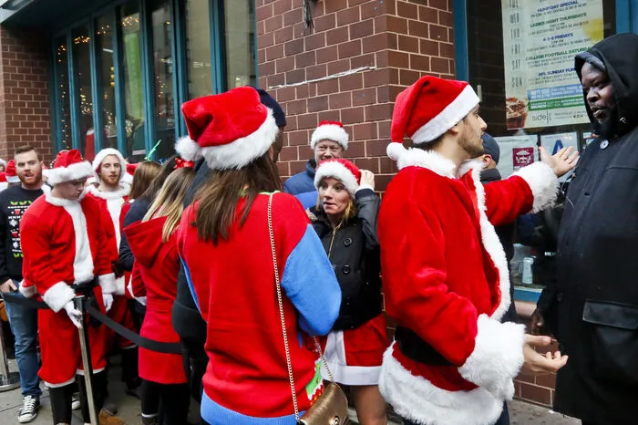 "Der Weihnachtsmann verbreitet Freude. Nicht Schrecken. Nicht Erbrochenes. Nicht Müll." Wer die Verhaltensregeln zur jährlichen Kneipentour der Weihnachtsmänner in New York ließt, der ahnt, dass der lustig gemeinte Umzug schnell zum Saufgelage ausarten kann.