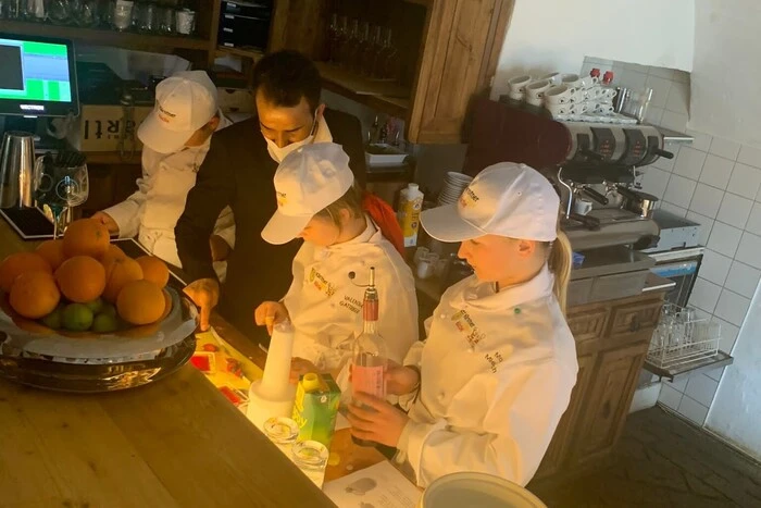 Barkeeper Farid unterstütze die kleinen Köche bei der Zubereitung des Getränks: Erdbeercocktail mit Kokosmilch. 