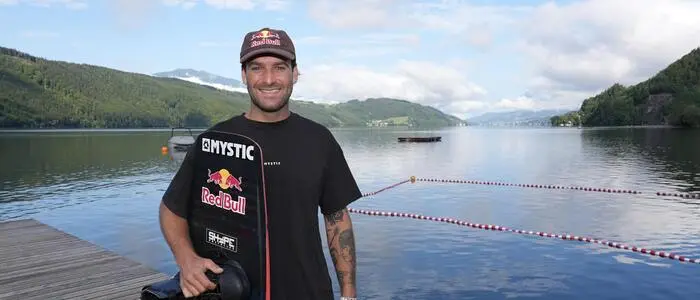 Dominik Hernler mit Wakeboard am Millstätter See