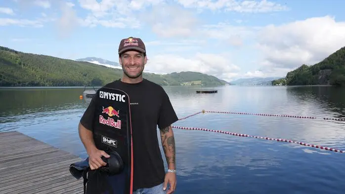 Dominik Hernler mit Wakeboard am Millstätter See
