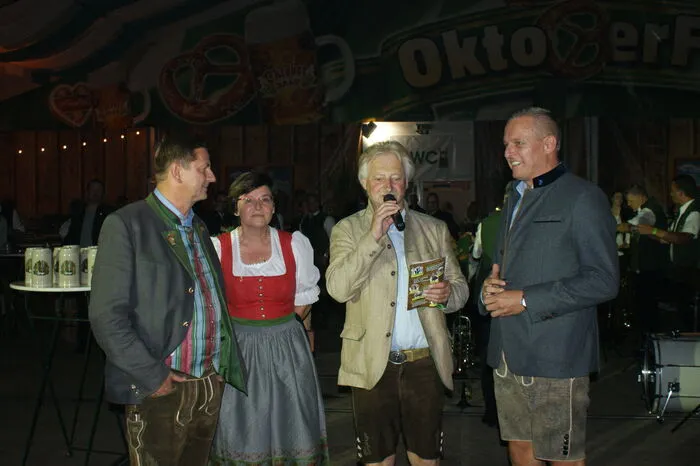 Bürgermeister Kurt Wallner, Nationalratsabgeordnete Birgit Sandler, Franz Brandl und Verteidigungsminister Mario Kunasek (von links)