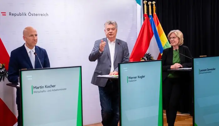 ABD0064_20240607 - WIEN - ÖSTERREICH: vlnr.: Wirtschaftsminister Martin Kocher (ÖVP), Vizekanzler Werner Kogler (Grüne) und Energieministerin Leonore Gewessler (Grüne) am Freitag, 07. Juni 2024, während einer PK zum Thema 