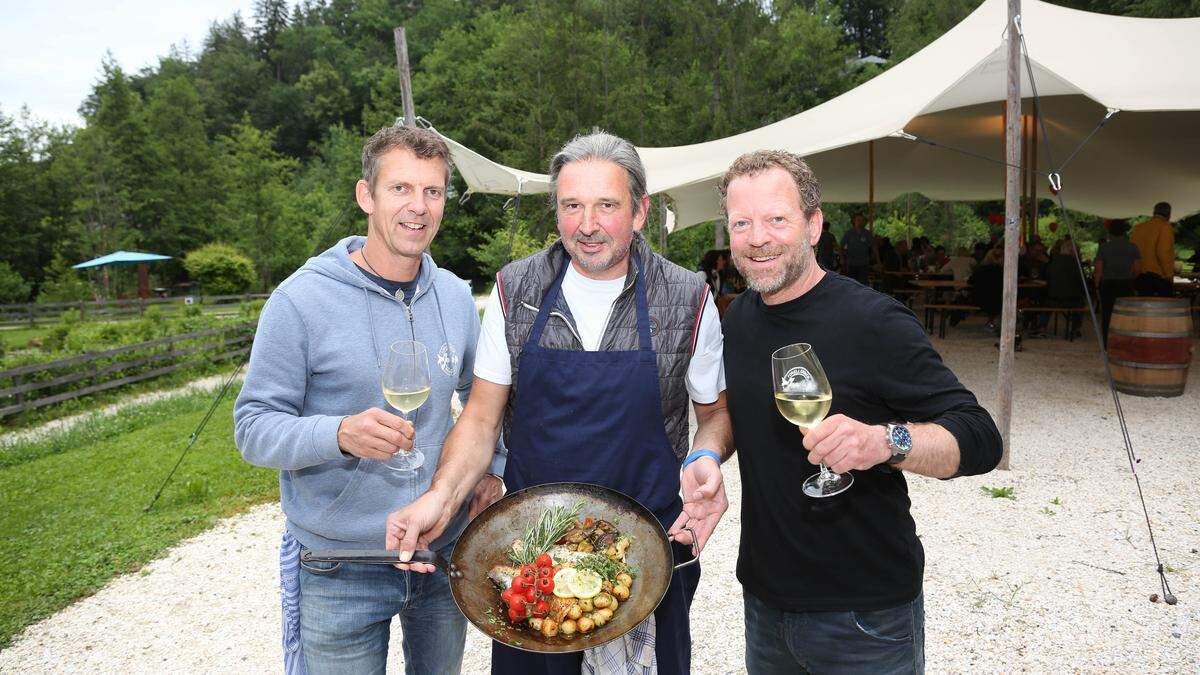 Hauchten dem Polsterteich neues Leben ein: Christoph Nachtigall (links) und Markus Jordan (rechts). Robert Sagmeister (Mitte) kocht bis Mitte September jeden Donnerstag auf 	