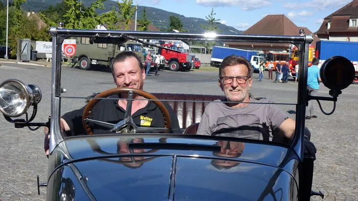 Walter Brunner, der Obmann vom Oldtimer und Creativ Car Club Leoben mit Willi Angerer, ebenfalls ein Mitglied des Clubs. 