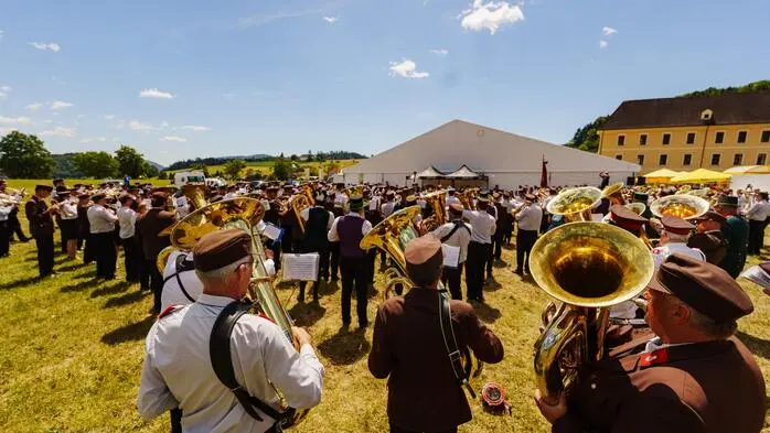 Vor dem Stift Rein treffen sich an diesem Wochenende zehn Feuerwehrmusiken