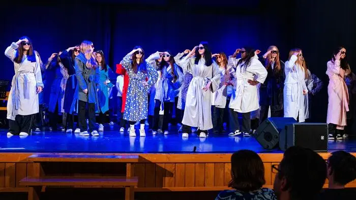 Insgesamt 125 Schülerinnen und Schüler konnten in einer entspannten Bühnenatmosphäre dem begeisterten Publikum ihr musisches Talent präsentieren, mit Tanzszenen, musikalische und sängerische Darbietungen. 