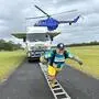 In Australien zog Kraftsportler Franz Müllner einen Transporter mit Spezialaufbau, auf dem gerade ein Hubschrauber landete