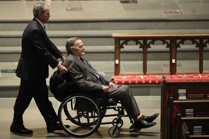 George H. W. Bush musste in den vergangenen Jahren immer wieder im Krankenhaus behandelt werden. Vor rund zweieinhalb Jahren brach er sich bei einem Sturz in seinem Ferienhaus einen Halswirbel. In den vergangenen Jahren saß er aber aufgrund einer Parkinson-Erkrankung im Rollstuhl.